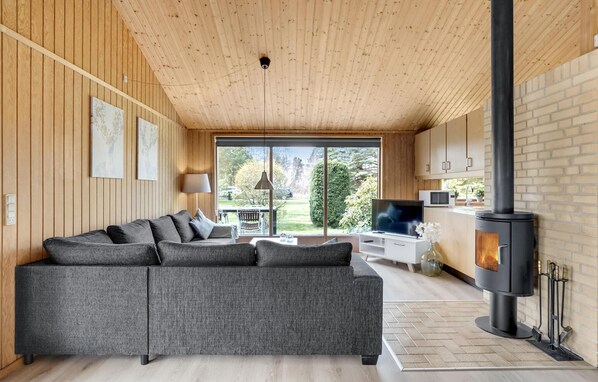 Fireplace - Awesome home in Væggerløse with kitchen (Væggerløse)