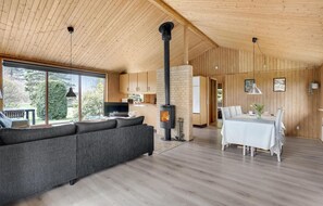 Fireplace - Awesome home in Væggerløse with kitchen (Væggerløse)