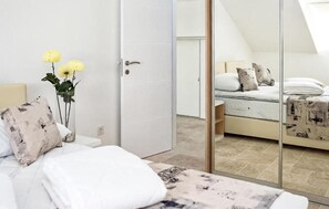 3 bedrooms, travel cot, free WiFi, bed sheets - Amazing apartment in Sibenik (Sibenik)