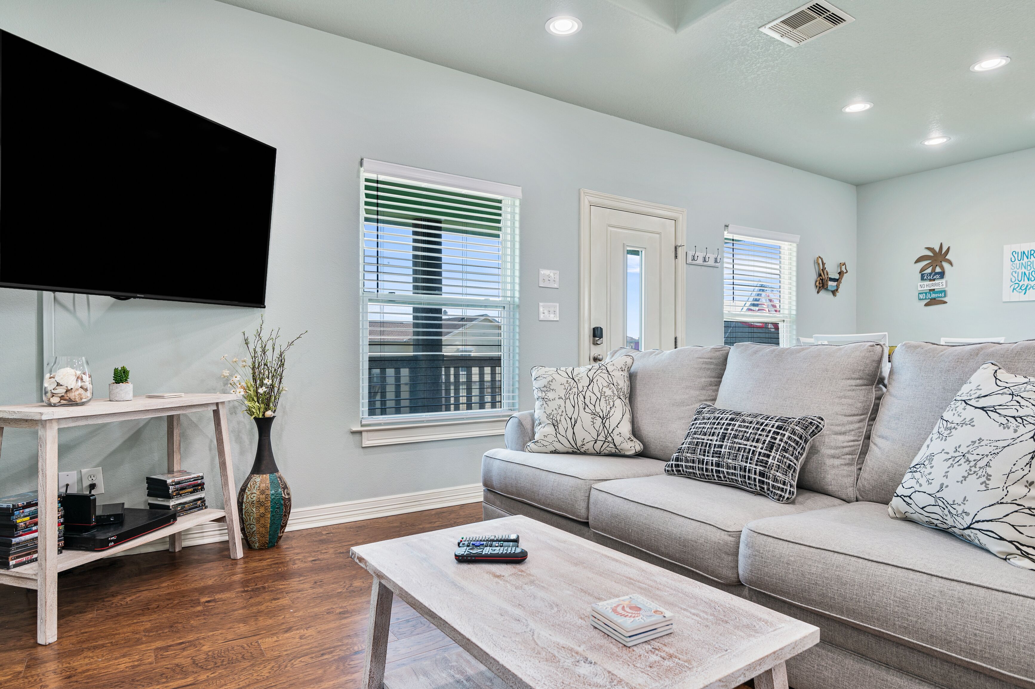 Sunny Breeze ~ New Hot Tub ~ Fire Pit ~ Tiki Bar ~ Dog Friendly w/Fenced Yard