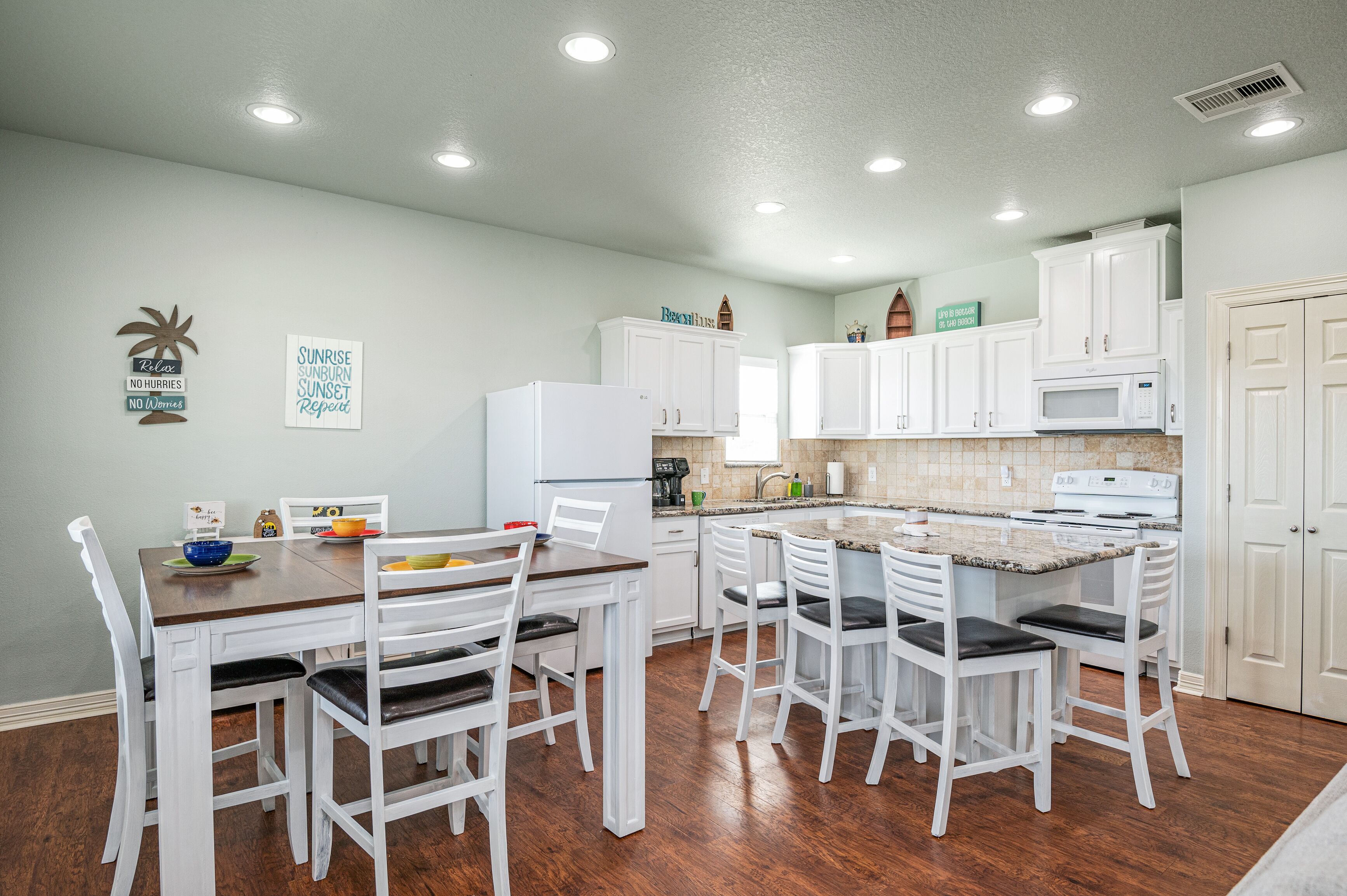 Sunny Breeze ~ New Hot Tub ~ Fire Pit ~ Tiki Bar ~ Dog Friendly w/Fenced Yard