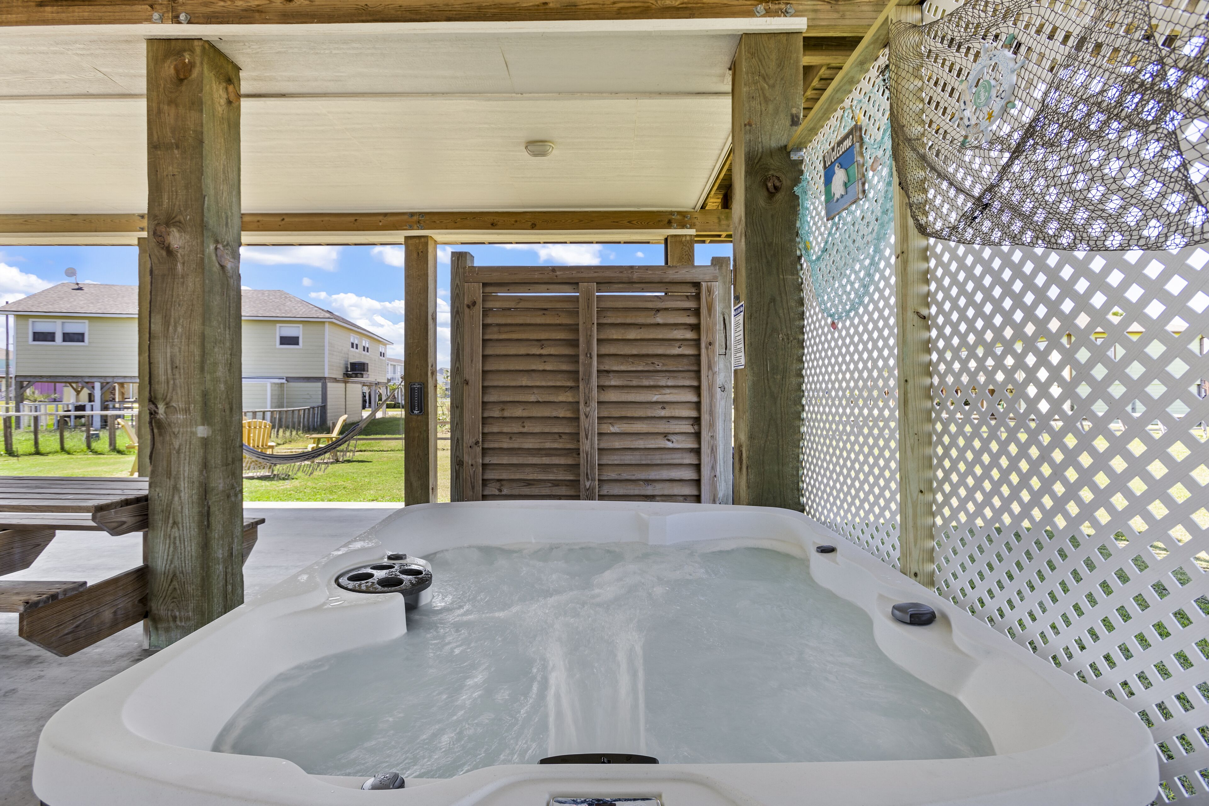 Sunny Breeze ~ New Hot Tub ~ Fire Pit ~ Tiki Bar ~ Dog Friendly w/Fenced Yard