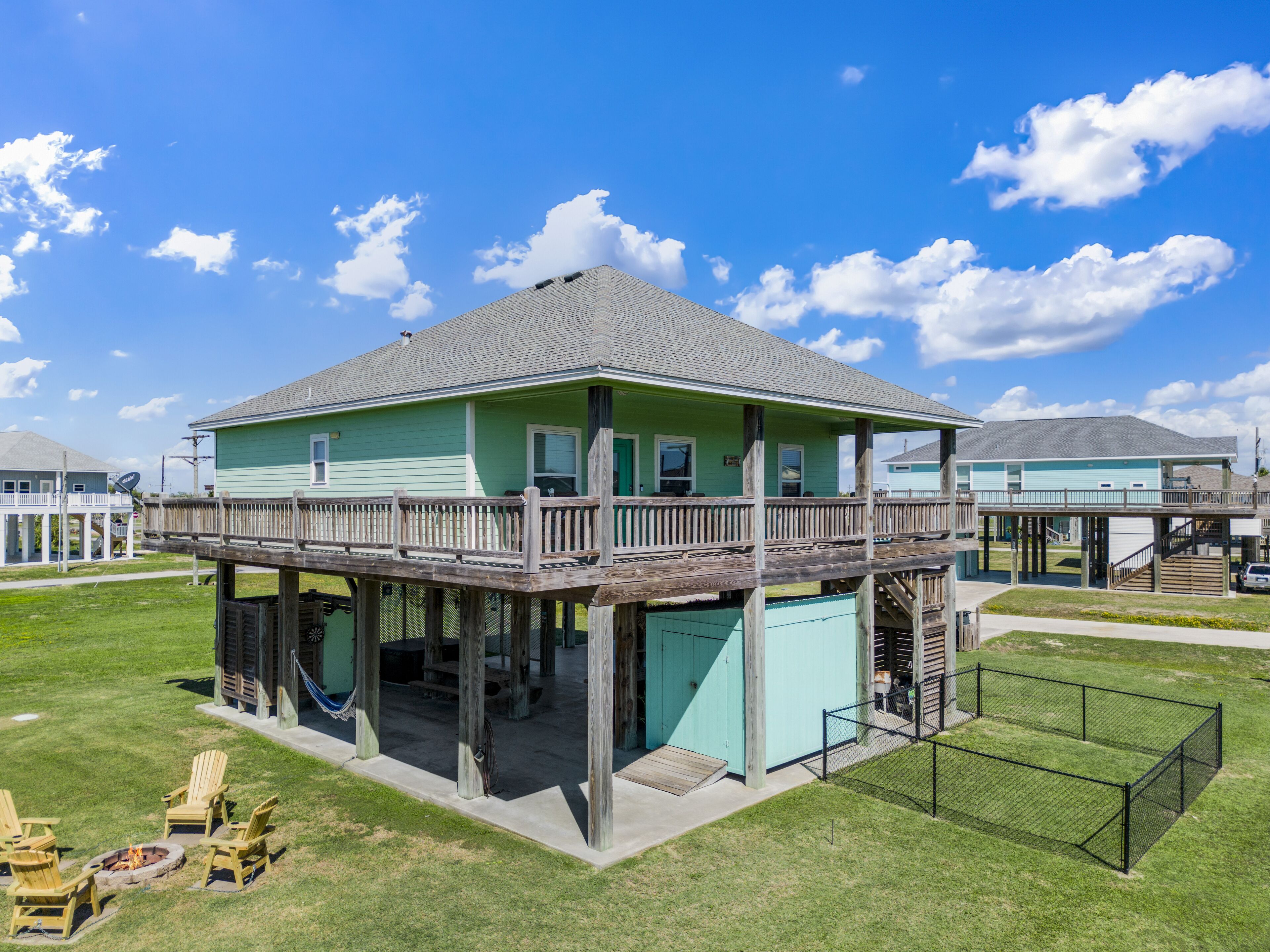 Sunny Breeze ~ New Hot Tub ~ Fire Pit ~ Tiki Bar ~ Dog Friendly w/Fenced Yard