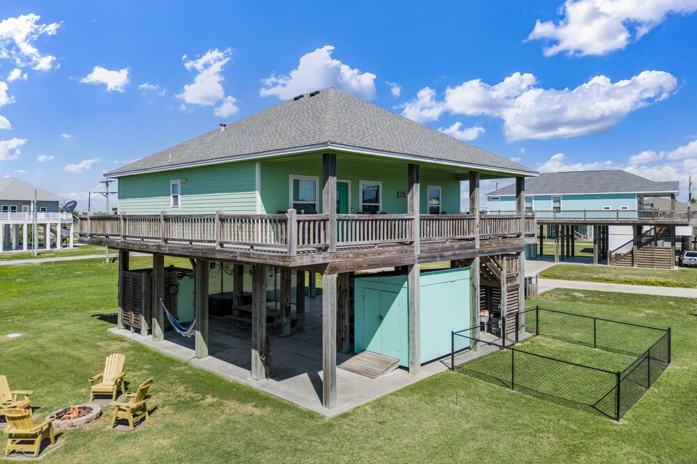 Sunny Breeze ~ New Hot Tub ~ Fire Pit ~ Tiki Bar ~ Dog Friendly w/Fenced Yard