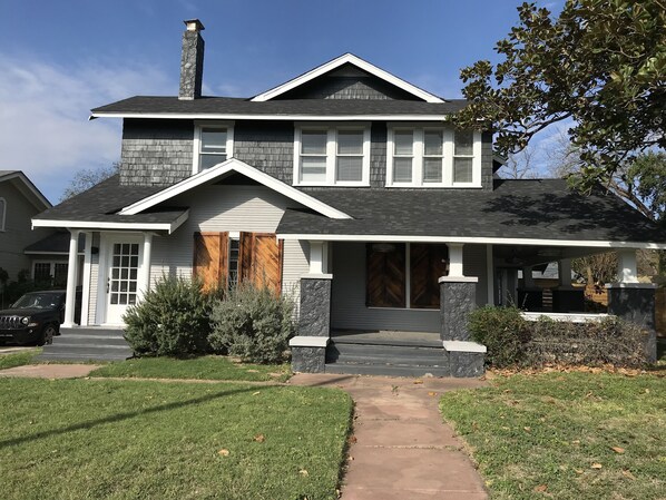 Exterior - Spacious Colonial 3 bedroom near downtown (San Antonio)