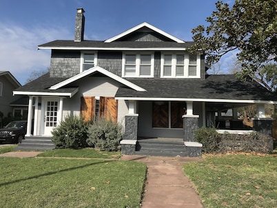 Spacious Colonial 3 bedroom near downtown
