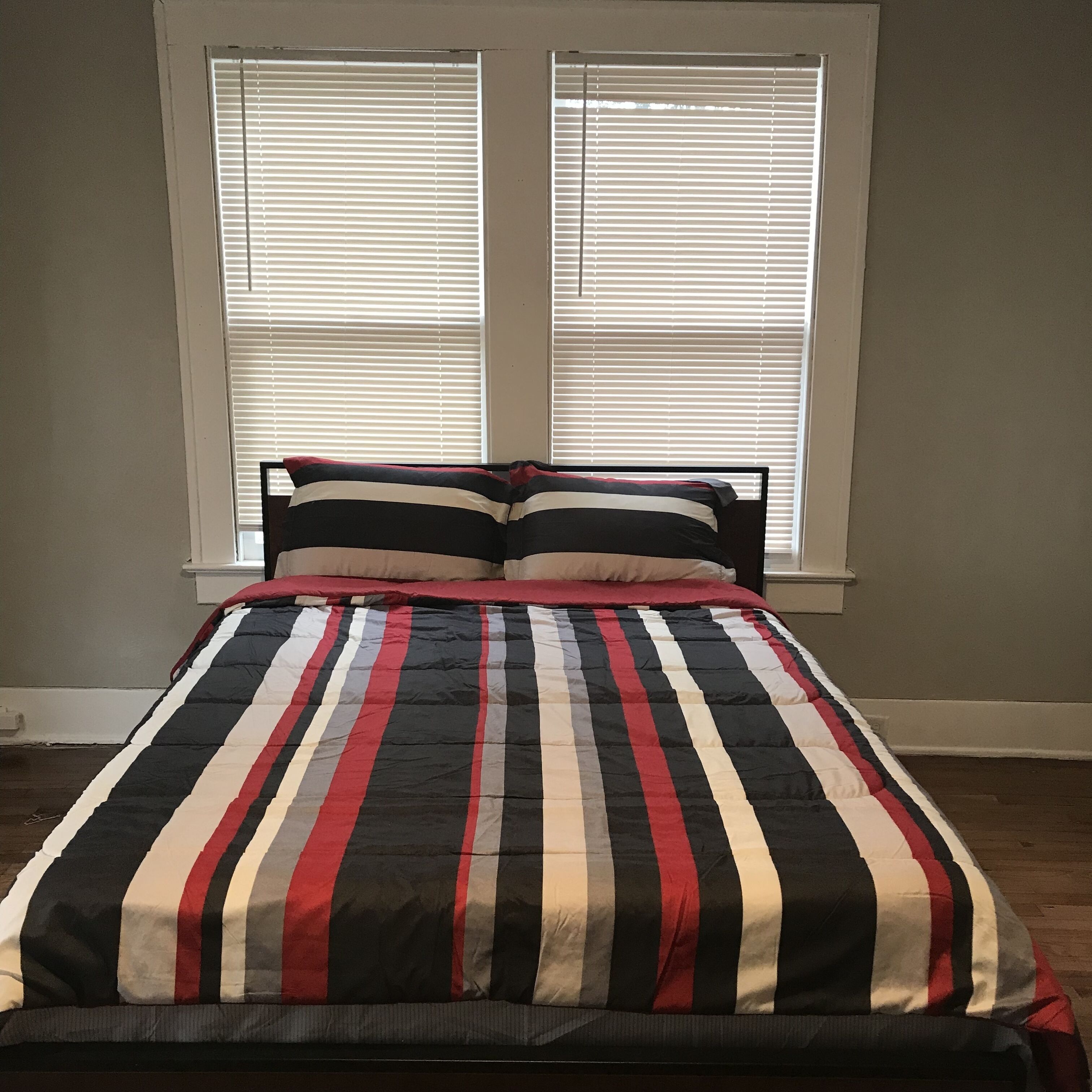 Spacious Colonial 3 bedroom near downtown