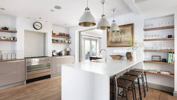 Geladeira, micro-ondas, fogão, cooktop