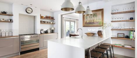 雪櫃、微波爐、焗爐、爐具