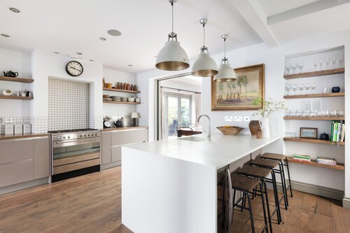 Bristol Gardens - Luxury Home, 2 min from the Beach