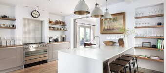 Bristol Gardens - Luxury Home, 2 min from the Beach