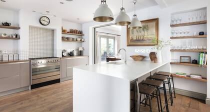 Bristol Gardens - Luxury Home, 2 min from the Beach