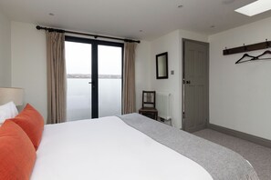 4 bedrooms, desk, iron/ironing board, travel cot