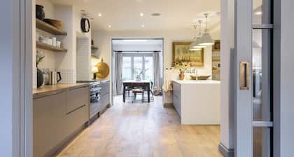 Bristol Gardens - Luxury Home, 2 min from the Beach