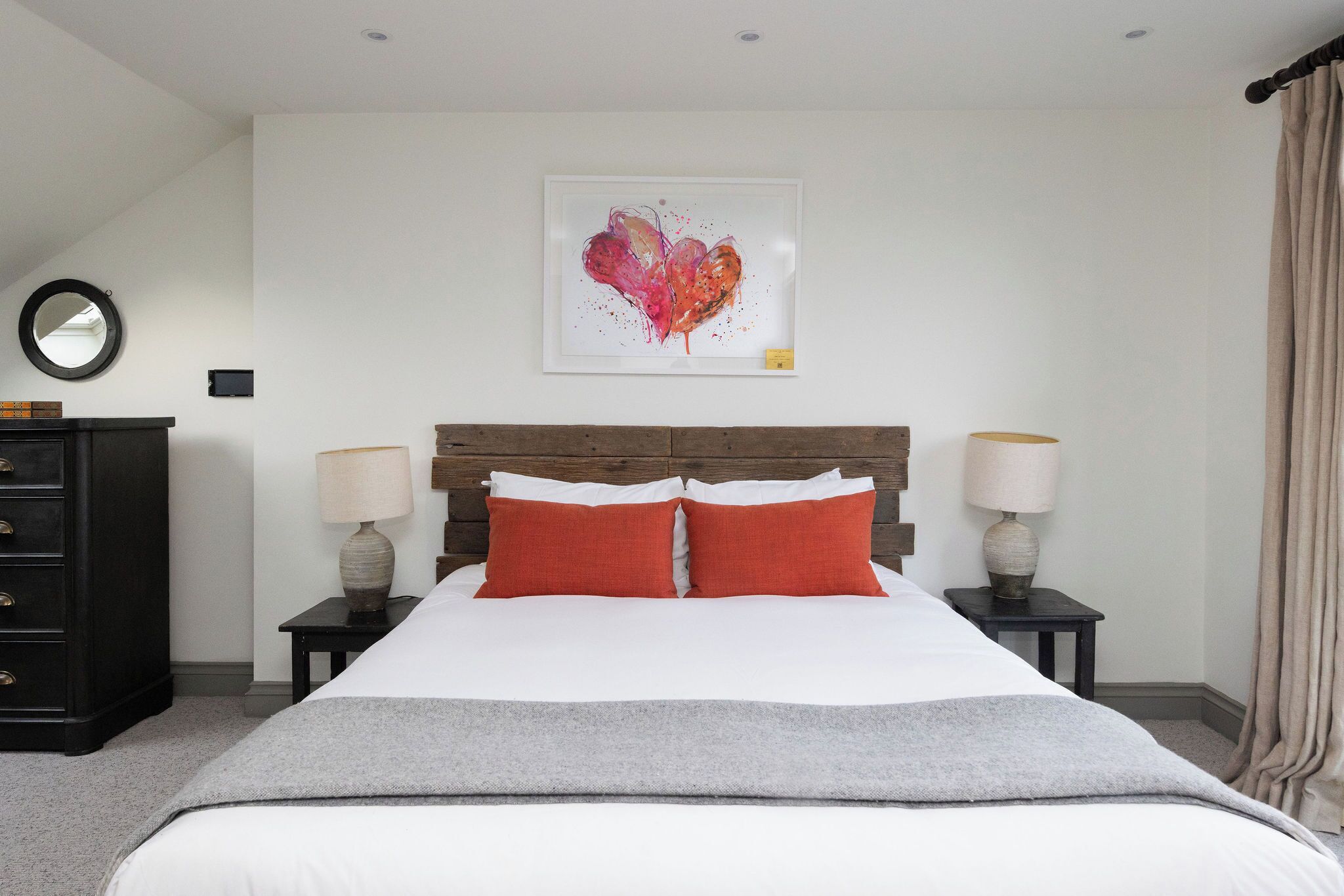 4 quartos, escrivaninha, ferros/tábuas de passar roupa, berço de viagem