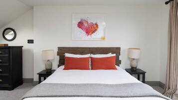 4 quartos, escrivaninha, ferros/tábuas de passar roupa, berço de viagem