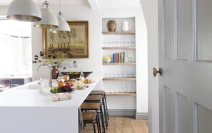Dining - Bristol Gardens - Luxury Home, 2 min from the Beach (Brighton)
