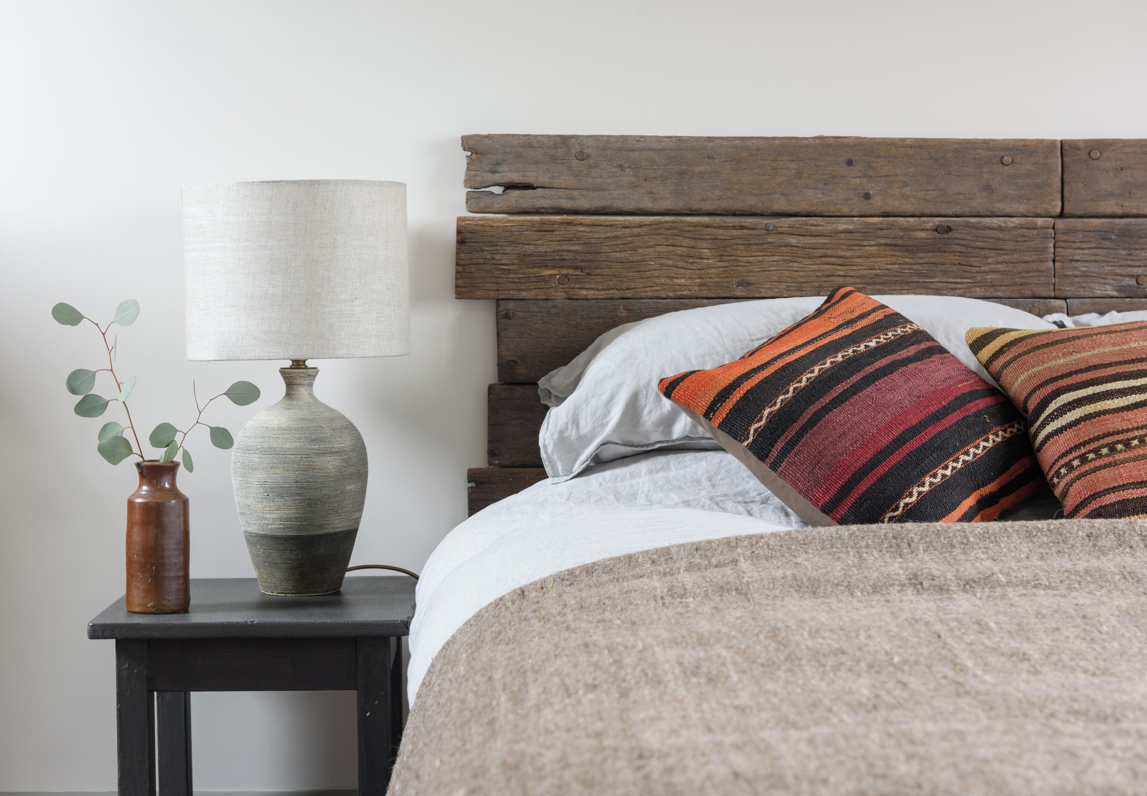 4 makuuhuonetta, työpöytä, silitysrauta/-lauta, vauvan matkasänky