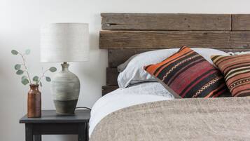 4 soverom, skrivebord, strykejern/-brett og reiseseng for barn