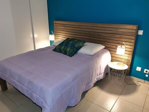 2 عدّة غرف نوم ومكواة/لوح كي وواي فاي مجانًا وملاءات أسرّة