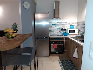 ثلاجة، ميكروويف، فرن، موقد ط�هي مسطح