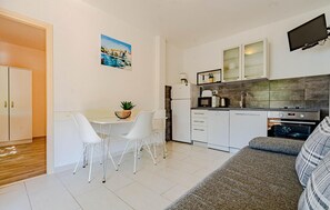 Interior - Awesome apartment in Zrnovo (Zrnovo)