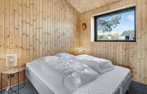 4 bedrooms, travel crib, free WiFi - 4 bedroom lovely home in Aakirkeby (Aakirkeby)