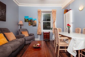 TV - Central 4 bedroom apartment near Meadows (Edinburgh)