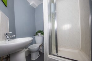 Douche, sĂšche-cheveux, serviettes fournies, savon