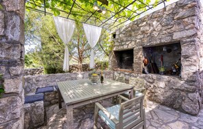 Outdoor dining - Lovely home in Malinska with WiFi (Malinska)
