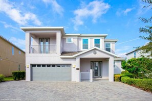 Exterior - Stylish Family Home Private Pool/Spa | 10min to Disneyworld | Sleeps 22 | EN101 (Kissimmee)