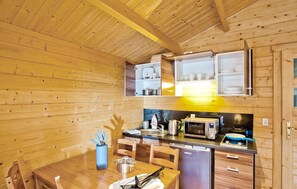 Jääkaappi, mikroaaltouuni, liesi, kahvin-/teenkeitin