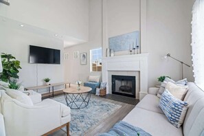 Smart TV, Netflix, streaming services, offices - 5BR/3BA NEW Game Room, Pool + Arcade + Fire Pit! (Henderson)