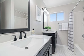 Combined shower/tub, hair dryer, towels, soap - 5BR/3BA NEW Game Room, Pool + Arcade + Fire Pit! (Henderson)