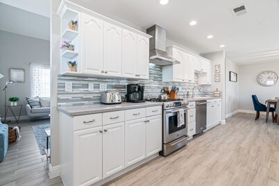 ❤ 5BR/3BA Modern Cozy Farmhouse, Spacious Backyard w/ Pool + Fire Pit
