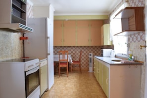 Frigorífic, microones, forn i placa de cuina 