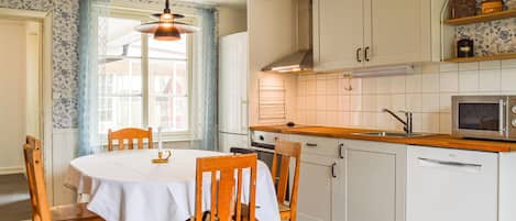 Réfrigérateur, un four, surface de cuisson, lave-vaisselle