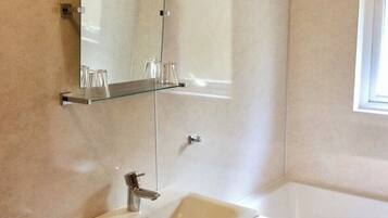 SĂšche-cheveux, serviettes fournies