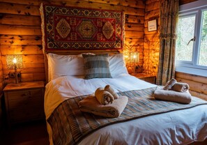 2 bedrooms, iron/ironing board, travel crib, free WiFi - Self-Catering log cabin near Plockton and the Isle of Skye secluded, well equipped and dog friendly. (Duirinish)