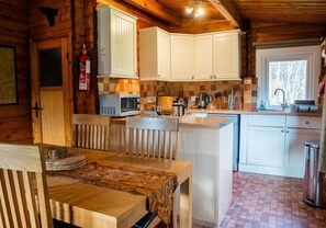 Fridge, microwave, oven, dishwasher - Self-Catering log cabin near Plockton and the Isle of Skye secluded, well equipped and dog friendly. (Duirinish)