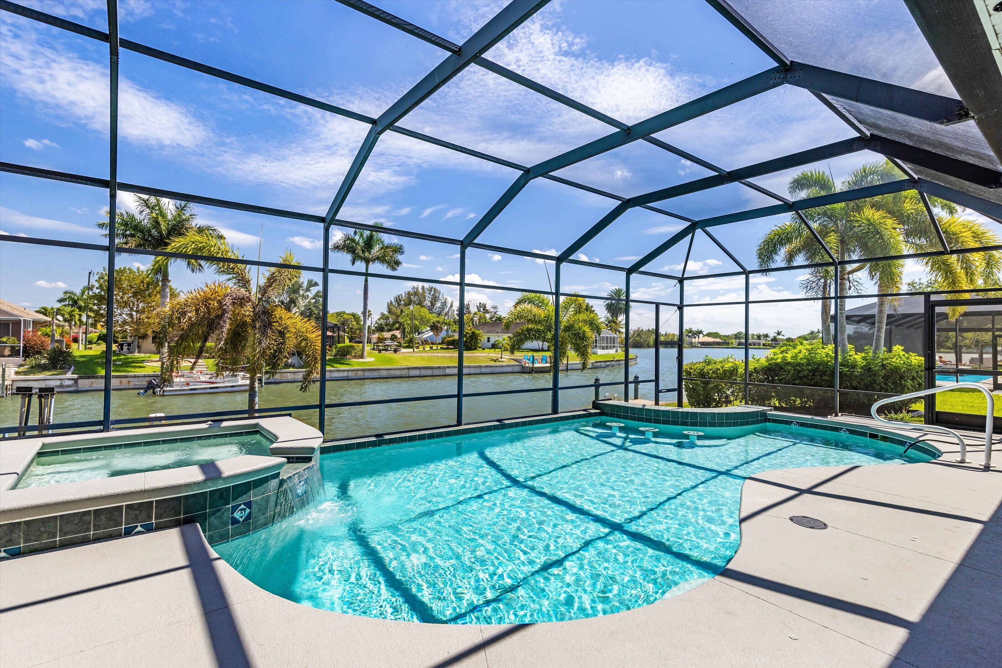 Immaculate and Spacious - Waterfront, 6 Beds, Heated Pool, Jacuzzi, Dock & Lanai