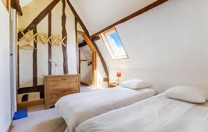 6 bedrooms, travel cot, free WiFi, bed sheets
