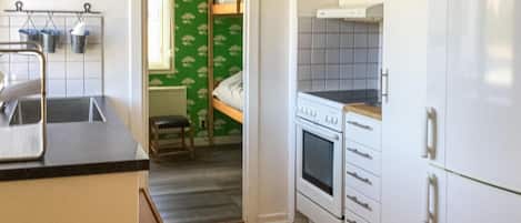 Réfrigérateur, un four, surface de cuisson, cafetiÚre-théiÚre