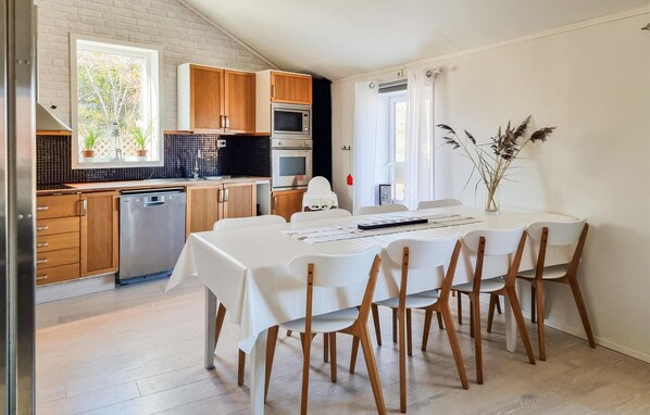 Fridge, oven, stovetop, dishwasher - Cozy home in Skärhamn with WiFi (Skärhamn)