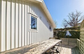 Outdoor dining - Cozy home in Skärhamn with WiFi (Skärhamn)
