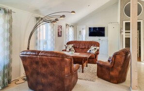 TV - Cozy home in Skärhamn with WiFi (Skärhamn)