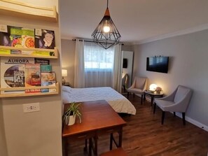 1 bedroom, travel crib, free WiFi, bed sheets - Stylish Main Level Suite with Separate Entrance, Private Patio and 2 Car Parking (Aurora)