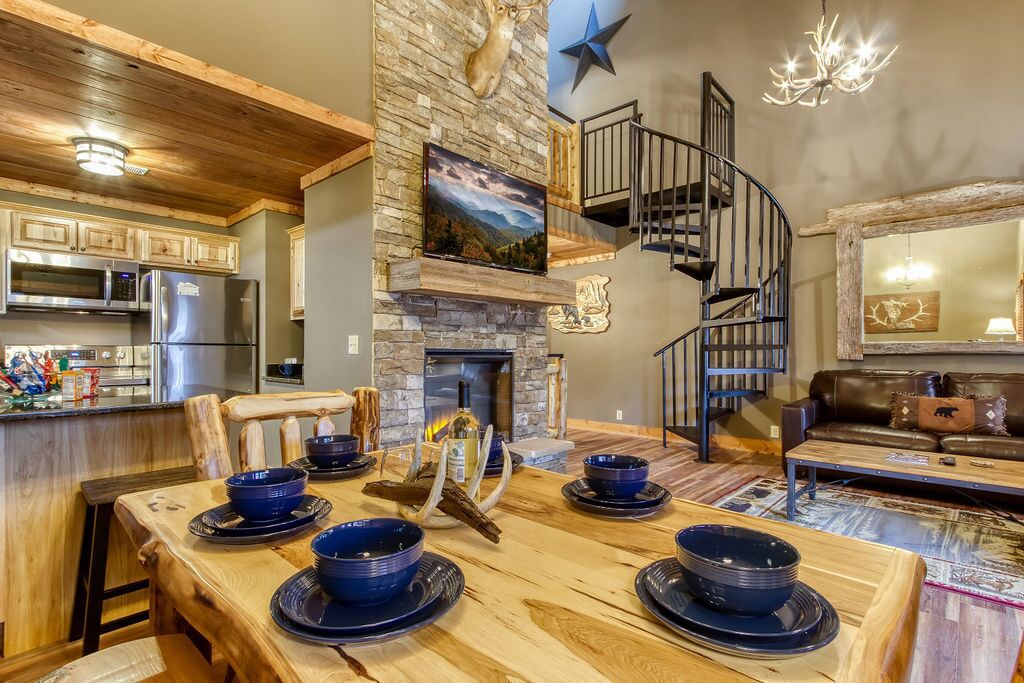 5~ Star LUXURY ~ 3BR/3BATH ~ Downtown Gatlinburg ~ WALK EVERYWHERE ~ Sleeps 6