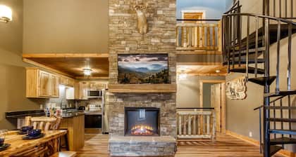 5* Star LUXURY ~ 3BR/3BATH ~ Downtown Gatlinburg ~ WALK EVERYWHERE ~ Sleeps 6