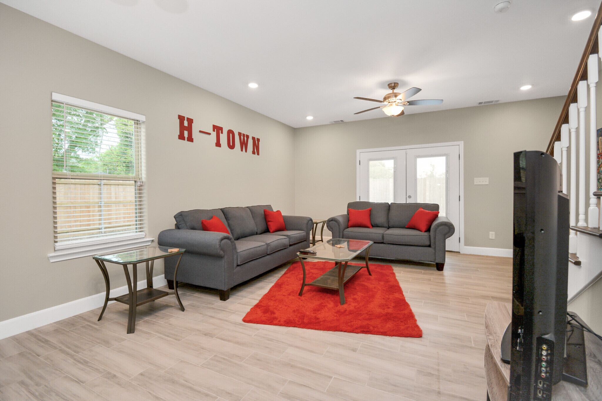 Posh new modern home near your favorite Houston attractions!